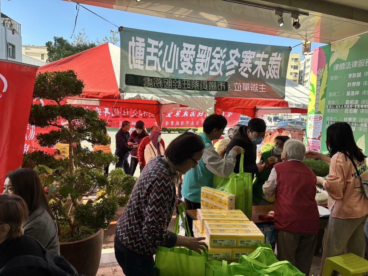 寒冬送暖公益春聯揮毫音樂會針對東區及弱勢團體家庭共發出約1600公斤白米，同時舉辦迎新春聯現場揮毫，由清風書畫學會的賴清美理事長和多位書法家現場為民眾書寫春聯紅包袋，長長排隊人龍更增顯新年的氣氛。 圖：黃博郎／攝