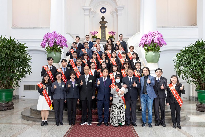 賴清德總統今（20）日接見被稱為「管理學界奧斯卡」的4第十七屆崇越論文大賞特優與優等論文得獎碩博士生及主辦單位代表。 圖：總統府提供