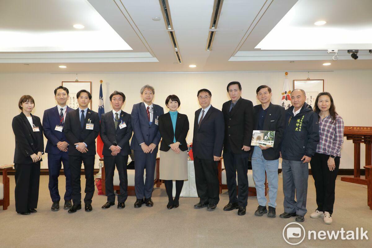 近年與台南密切交流的日本前橋市新任市長小川晶率該市農業、觀光人員一行7人至台南市政府拜會，此次為小川市長3月上任後首次海外出訪。台南市政府由黃偉哲市長率新聞及國際關係處長蘇恩恩、觀光旅遊局長林國華、農業局代理局長陳仲杰進行交流。 圖：黃博郎／攝