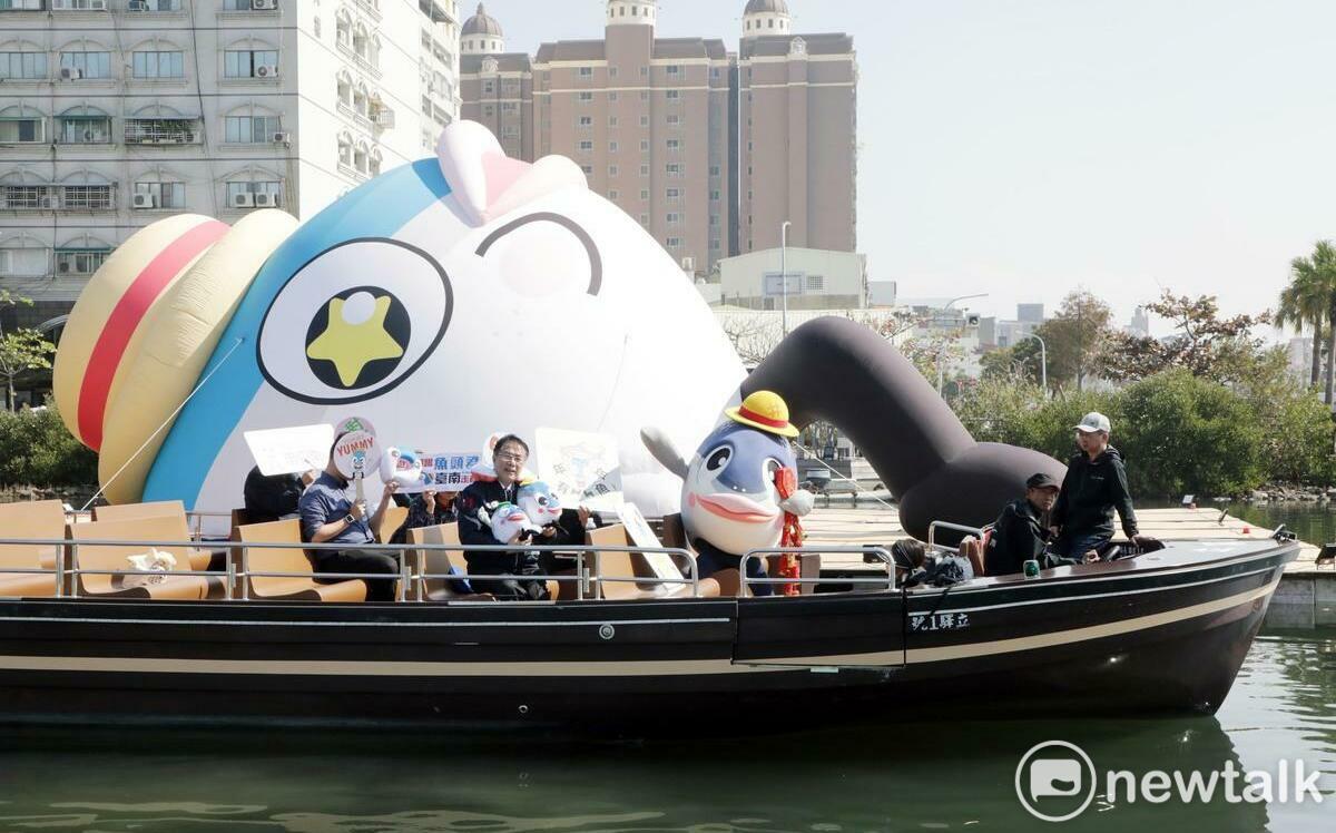 年年有「魚」魚頭君氣偶現身安平運河 黃偉哲帥氣搭遊艇開箱