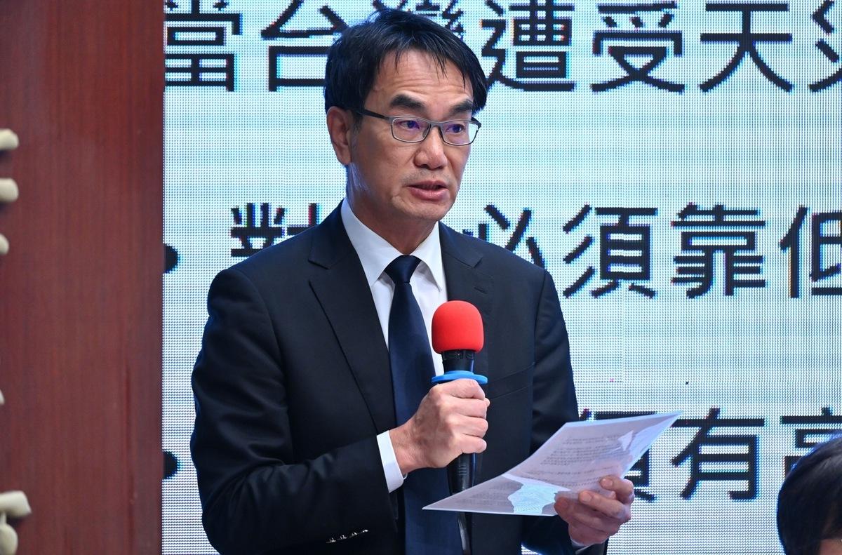 數位發展部政務次長林宜敬今（20）日在行政院舉行的「籲請立法院理性審查114年度中央政府總預算」記者會中，部份說法讓輿論炸鍋。 圖：行政院提供