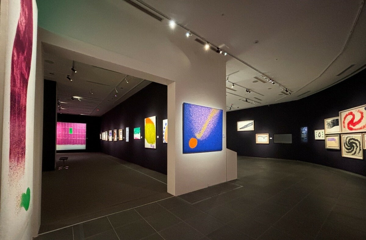 創價美術館至善館大年初三重新開館迎蛇年，持續展出「宇宙能量─蕭勤九十紀念展」。 圖：創價美術館至善館提供
