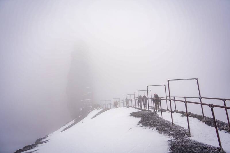 受接連冷氣團與水氣充足影響，雪山主峰周邊積雪已逾15公分，大霸尖山霸基處及稜線有明顯積雪、結冰；雪霸國家公園管理處提醒，民眾追雪前務必「停、看、聽」，以維護登山安全。 圖：中央社/山友顏嘉男提供