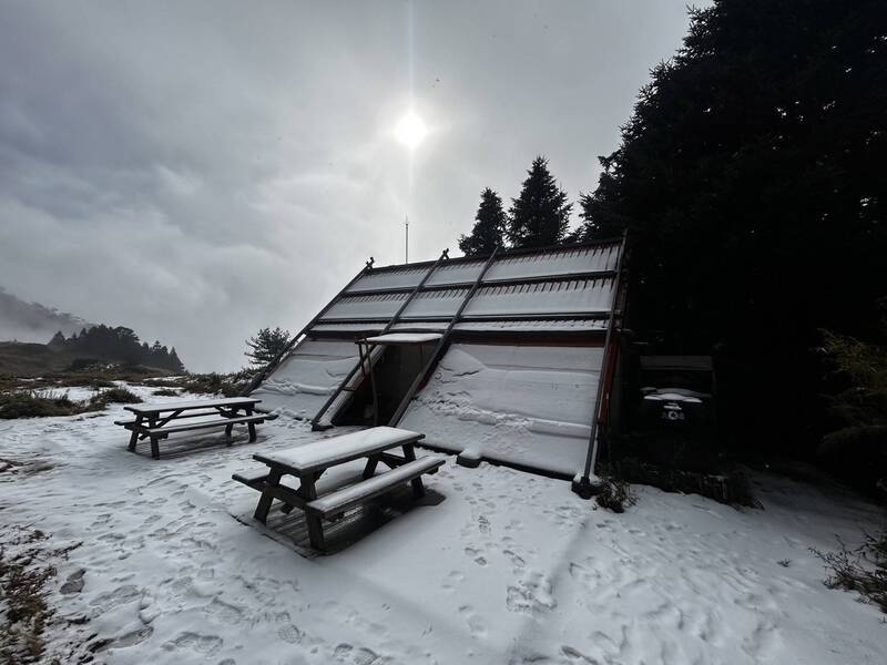 接連冷氣團影響，雪霸國家公園武陵四秀線已成銀白世界，新達山屋宛如北國小鎮中被白雪覆蓋的小屋，充滿冬季異國風情。 圖：中央社/雪霸登山協作黃崇勛提供