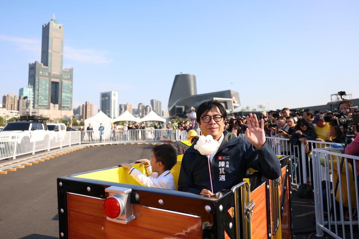 陳其邁邀幼兒園小朋友搶先體驗遊樂設施。 圖：高雄市觀光局提供