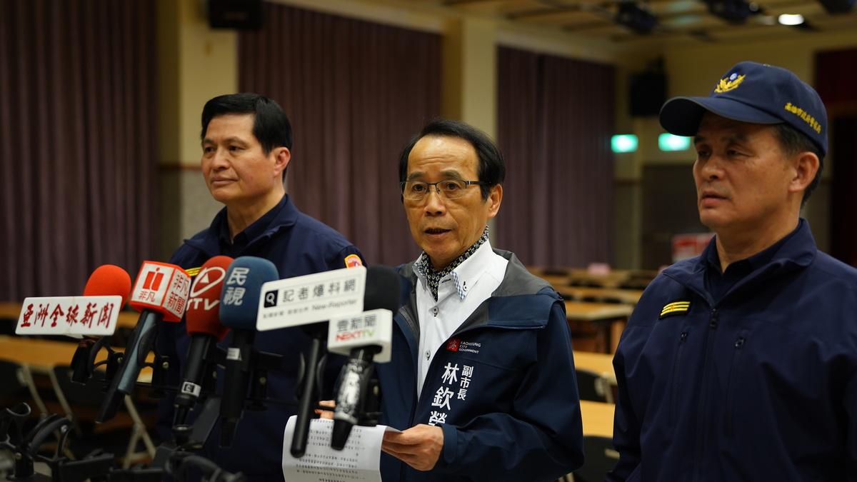 高市副市長林欽榮(中)、警察局長林炎田(左)、苓雅分局長蔡鴻謀(右)春安擴大臨檢勤務首日召開記者會。 圖：高市府警察局提供