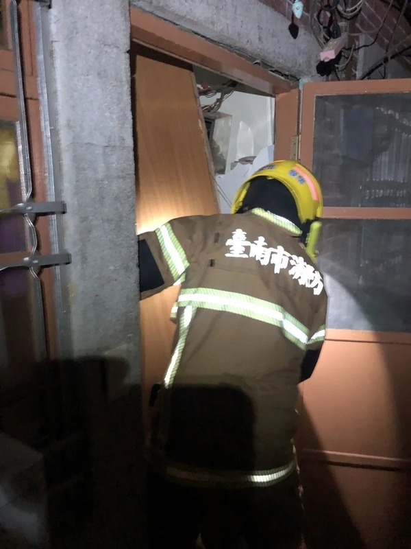 台南市楠西區民族路157巷3號有房屋倒塌，造成2大1小共3人受困。 圖：消防局提供