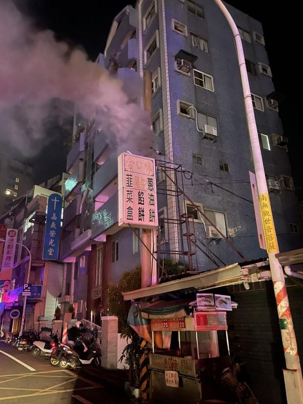 嘉義市消防局接獲報案，市區有幾處住宅冒煙。 圖：消防局提供