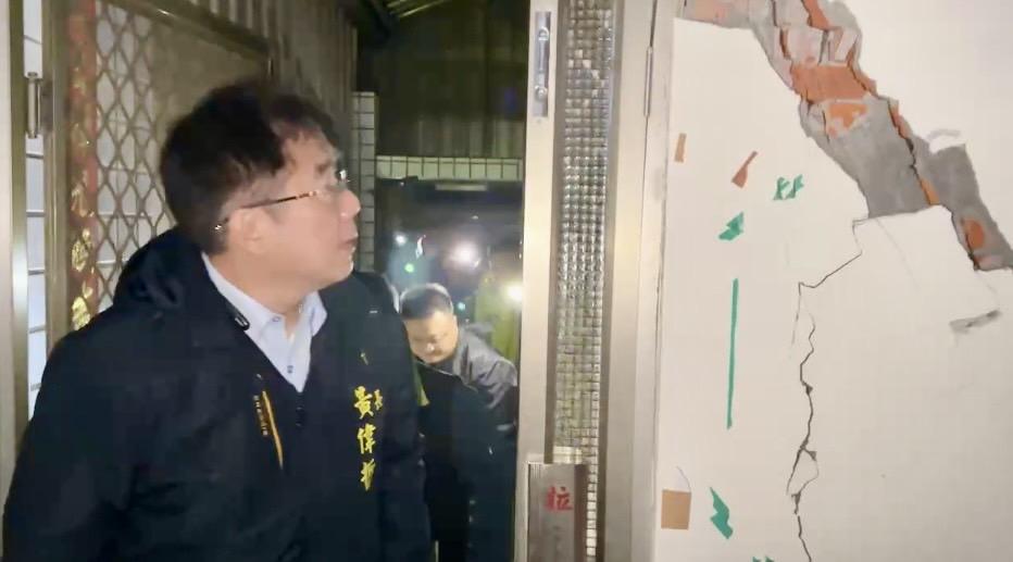 黃偉哲凌晨前往現場勘災。 圖：台南市政府提供