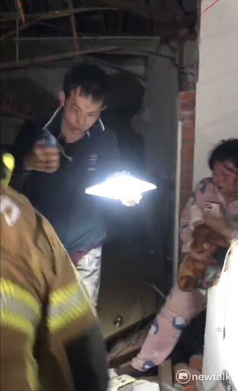 嘉義縣大埔鄉今日凌晨0時17分發生規模6.4地震，造成台南市楠西區民族路157巷3號周遭多戶平房天花板坍塌、圍牆倒塌，消防局共計救出4男7女，其中3人送醫。 圖：台南市消防局提供