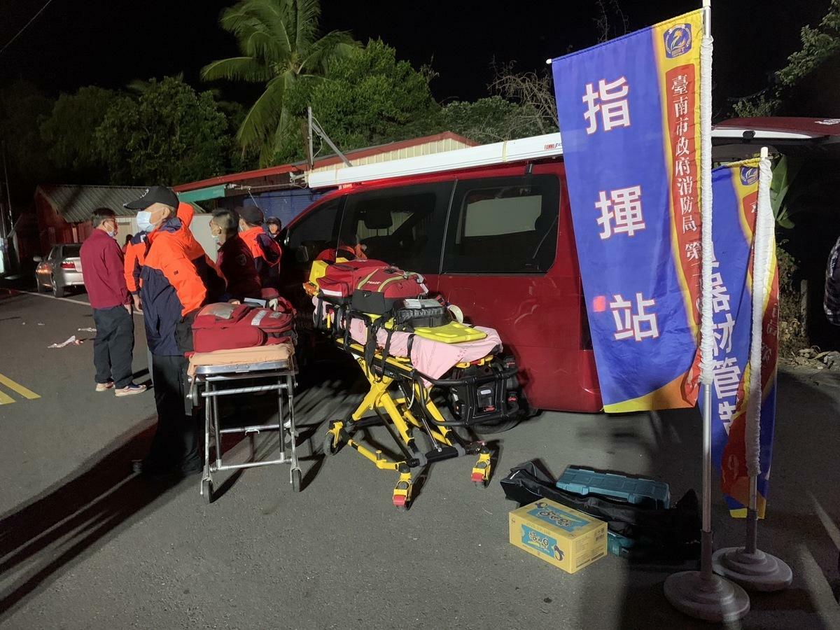 嘉義縣大埔鄉今日凌晨0時17分發生規模6.4地震，造成台南市楠西區民族路157巷3號周遭多戶平房天花板坍塌、圍牆倒塌，消防局共計救出4男7女，其中3人送醫。 圖：台南市消防局提供