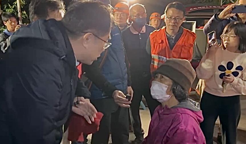台南市長黃偉哲於地震後迅速趕赴楠西區災區現場了解狀況，並慰問災民。 圖：台南市政府提供
