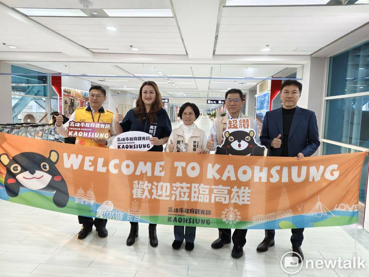 許智傑國會辦公室主任蔡廷槐(右二)代表到場，與高閔琳(左二)首航旅客。 圖：孫家銘／攝