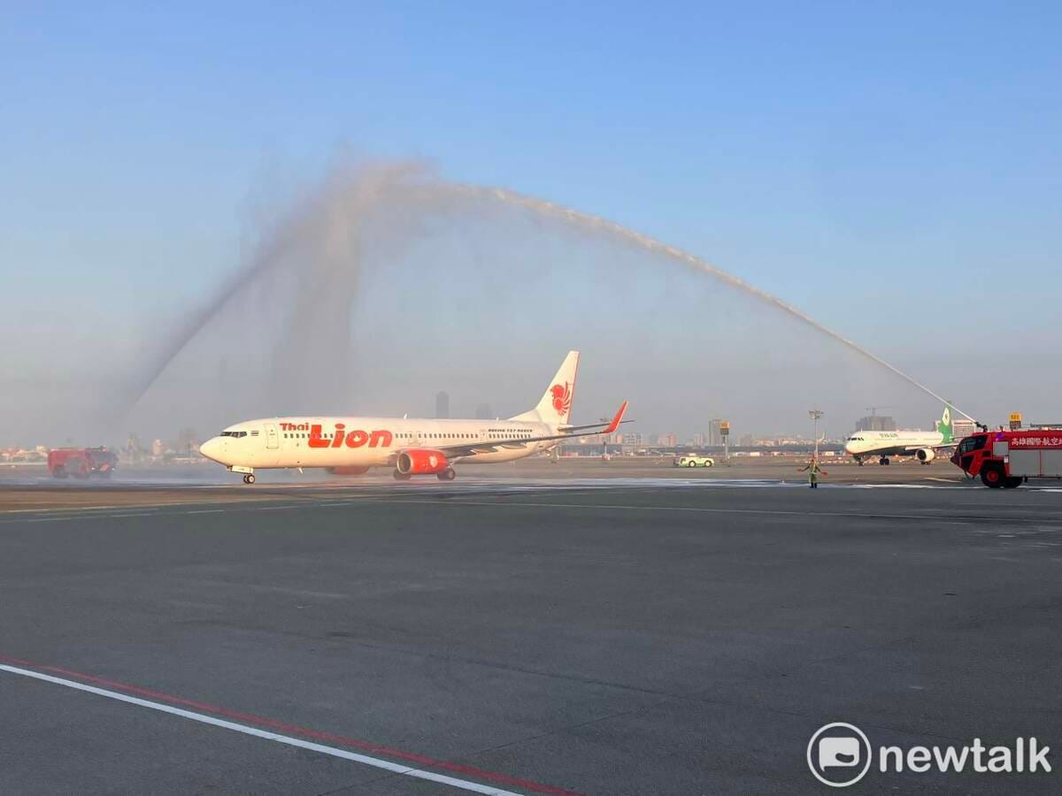 高雄機場以水門禮接新航線首航班機抵達。 圖：孫家銘／攝
