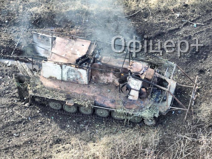雖然俄軍不斷加強對烏東地區的攻勢，但烏軍仍對俄軍佔領區以及俄羅斯本土發起襲擊，削弱俄軍的戰鬥能力。圖為遭到烏軍無人機摧毀的俄軍裝甲車。 圖：翻攝自 @NOELreports X 帳號
