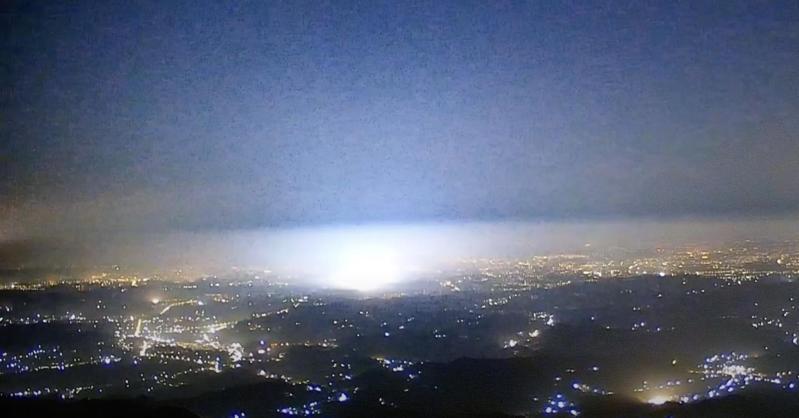 嘉義大埔6.4地震現「地震光」，白光閃現伴隨停電引熱議。 圖：翻攝自阿里山國家風景區管理處 yt 頻道