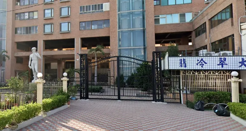 ▲翡冷翠大廈是彰化市第一棟透明電梯住宅大樓，只要途經省道，便能看見中庭的大衛雕像。（圖／翻攝google街景圖，2025.01.21）