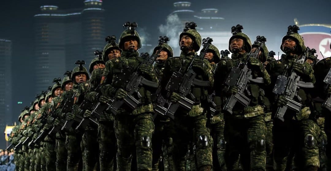圖為北韓軍隊。近期烏克蘭首次將北韓捐贈給俄羅斯的榴彈砲「 Koksan 」視為目標，使得北韓在戰場上的參與受到關注。 圖：翻攝自 Iran Observer X 帳號