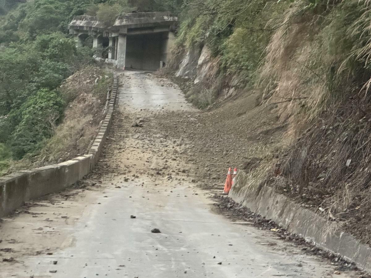 嘉義地震導致多處道路中斷，目前縣府正在搶通中。 圖：嘉義縣政府提供