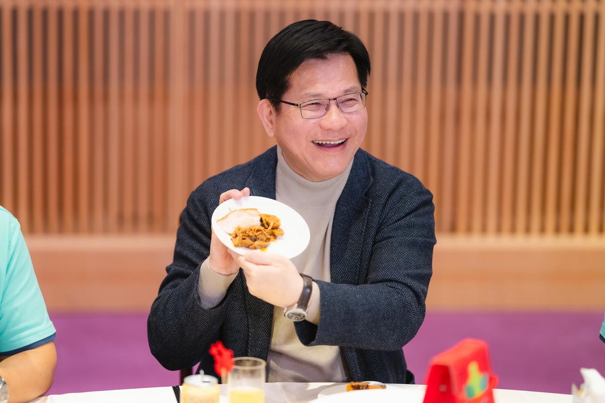 外交部長林佳龍與「農業青年大使」一起品嚐「魔法開運年菜」。 圖：外交部 / 提供