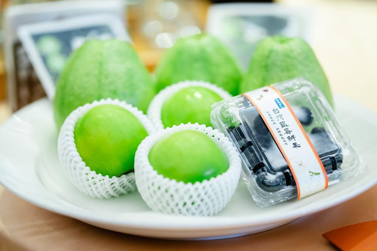 南投青農栽培的有機轉型期藍莓、高雄燕巢青農所栽種生產蜜棗跟芭樂。 圖：外交部 / 提供