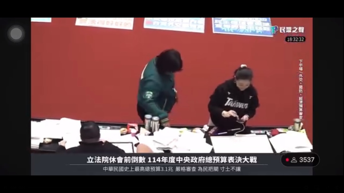 民眾黨立法院黨團主任陳智菡發文指出，民進黨立委柯建銘在昨晚總預算審查過程中消失近 10 分鐘，卻仍能正常亮燈表決，原來是民進黨立委王美惠「代按」，痛批「難道這就是賴清德口中『更大的民主』嗎」？ 圖：擷取自 陳智菡 Vicky Facebook 分享影片