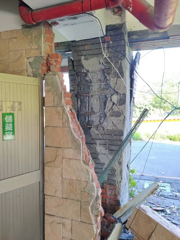 玉井大廈一樓柱子有明顯柱體變形、磁磚大面積剝落、鋼筋外露。 圖：台南市府提供