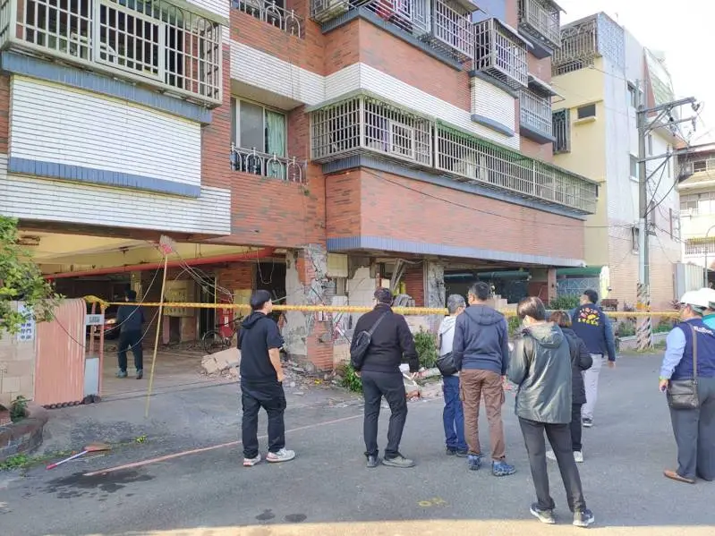 玉井大廈出現梁柱爆裂等情況，市府已緊急將17名住戶進行疏散。 圖：台南市府提供