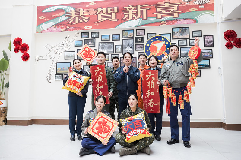 賴清德總統今（21）日前往台東地區勗勉「陸軍台東地區指揮部」、「海軍富岡雷達站」及「空軍第七聯隊」，感謝國軍堅守崗位、守護國家，讓國人安心過年。 圖：總統府提供