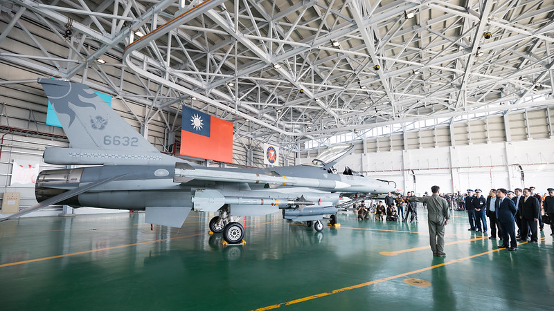 總統前往「空軍第七聯隊」聽取「勇鷹高教機」及「F-16V戰鬥機」等性能暨任務介紹。 圖：總統府提供