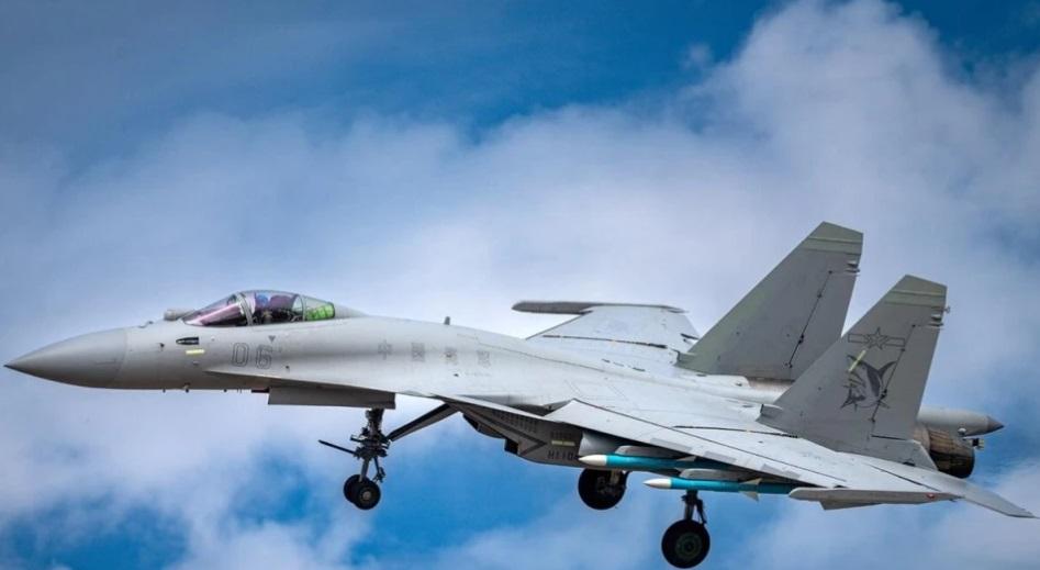 有軍事專欄指出，既然 Su-34 能發射「匕首」，那中國殲-15T 也有可能掛載鷹擊-21 導彈。圖為殲-15T。 圖：翻攝自軍武次位面