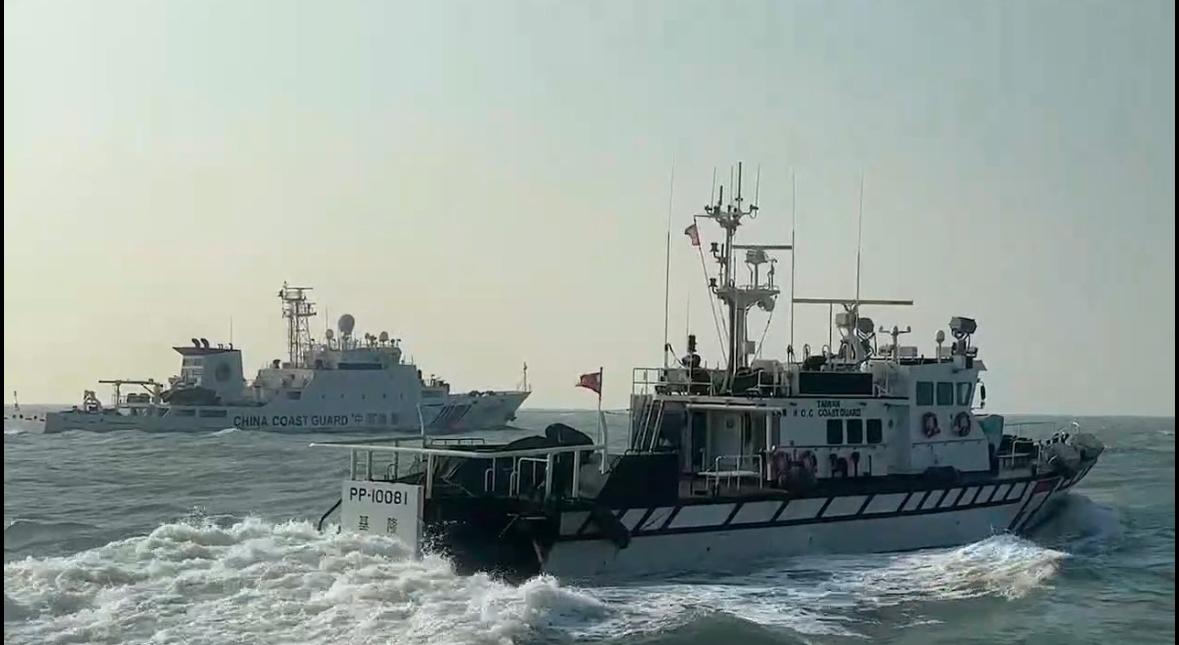 4艘中國海警船21日侵擾金門限制水域，海巡署巡防艇近迫拒止。 圖：海巡署提供（資料照）