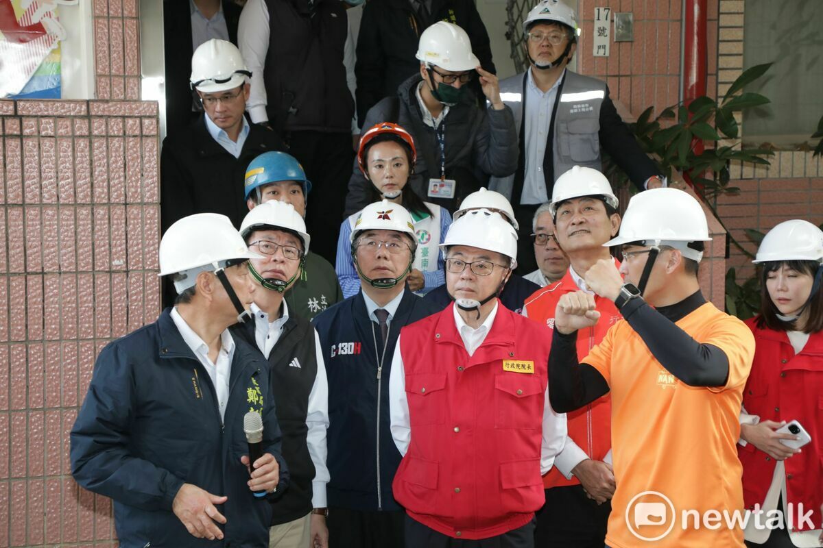 行政院院長卓榮泰南下災區，由臺南市長黃偉哲陪同前往玉井仁愛街大廈、楠西老人文康中心、楠西國小、受損民宅等處關心與慰問民眾。 圖：台南市政府提供