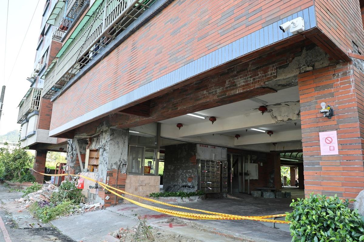 0121地震，台南玉井大樓受災。 圖：台南市政府提供