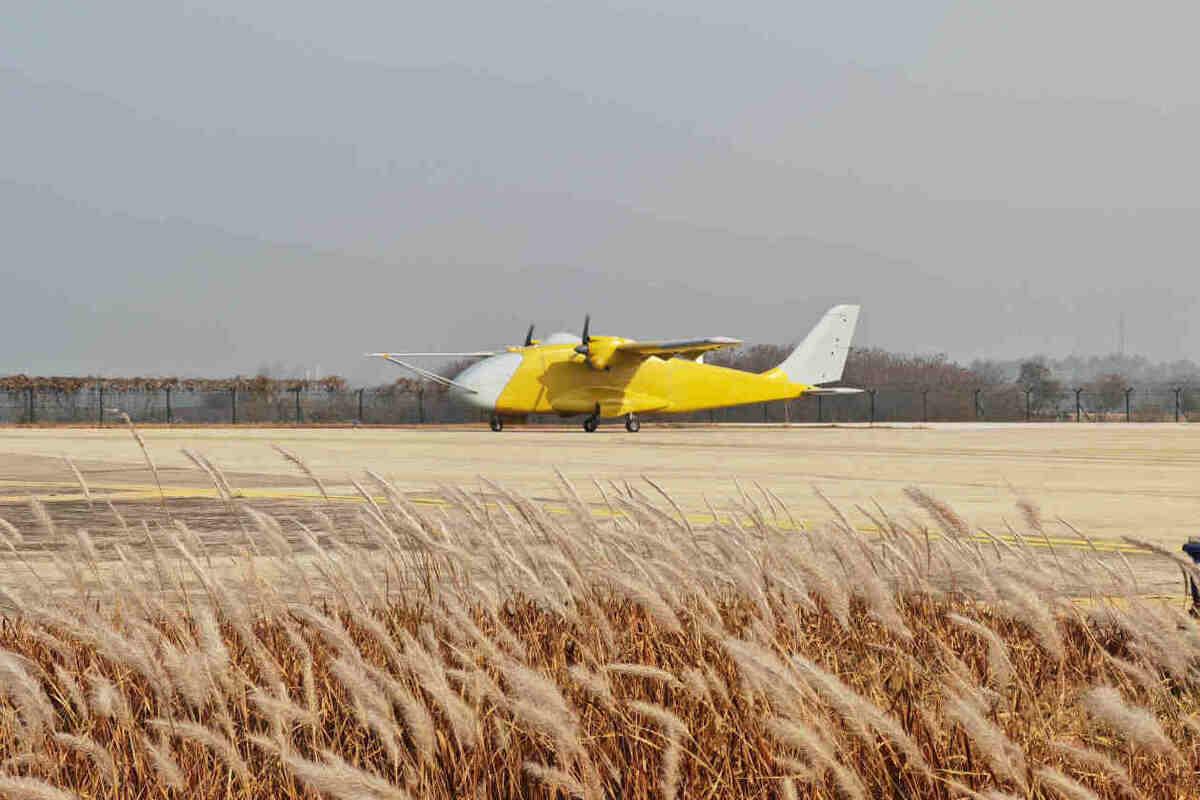 中國「彩虹-YH1000」無人運輸機，20日完成「滿載全工況滑跑試驗」。 圖：翻攝陸網/環球網
