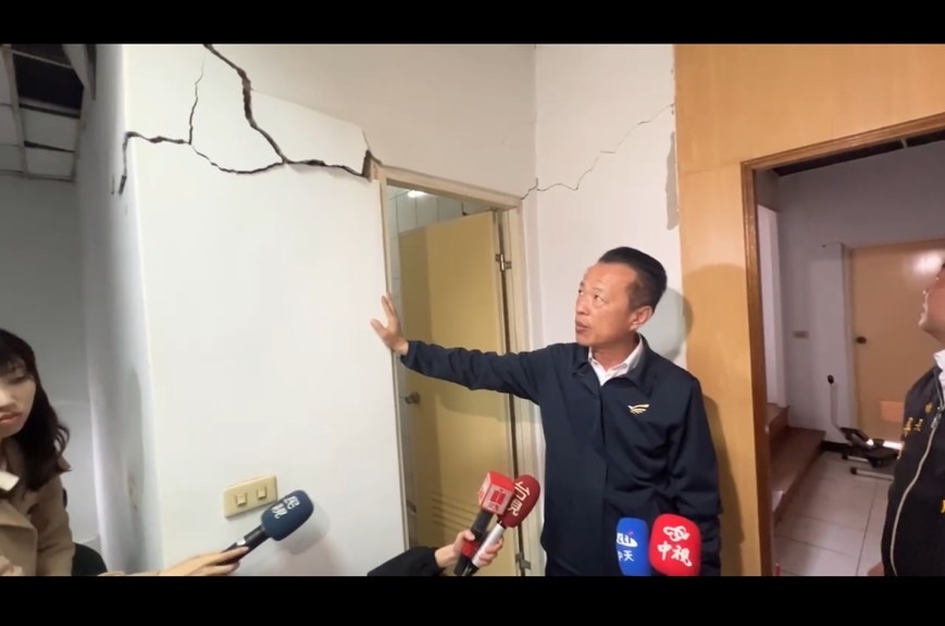 0121地震，嘉義大埔受創嚴重，縣長翁章梁巡視災區。受損房屋室內樑柱發生嚴重龜裂。 圖：嘉義縣政府提供