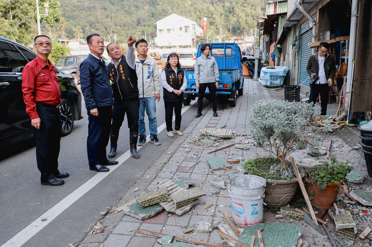 0121地震，嘉義大埔受創嚴重，縣長翁章梁巡視災區。 圖：嘉義縣政府提供