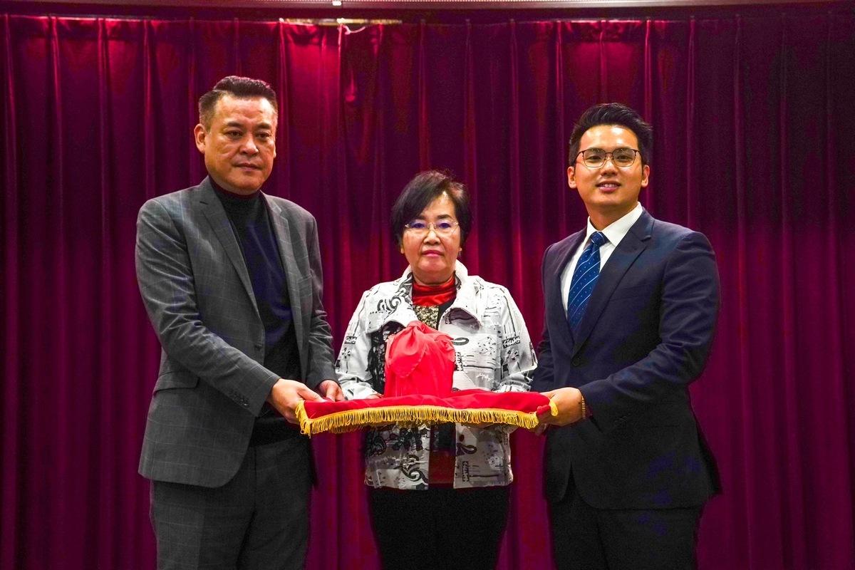 民進黨團前任總召林志強交接給新任總召李宗豪。 圖：桃市議會民進黨團/提供