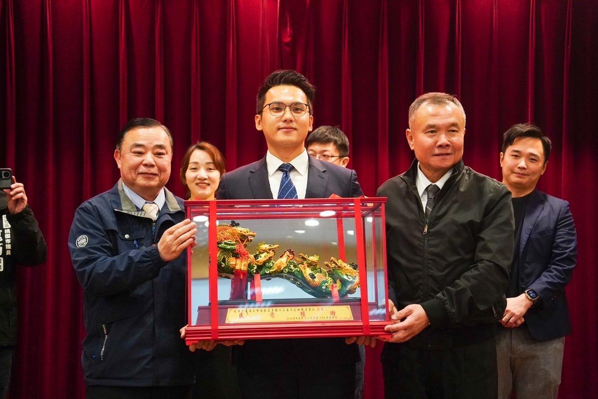 議長邱奕勝（左）及副議長李曉鐘（右）肯定李宗豪擔任總召，可見民進黨團世代交替、年輕化又有活力。 圖：桃市議會民進黨團/提供