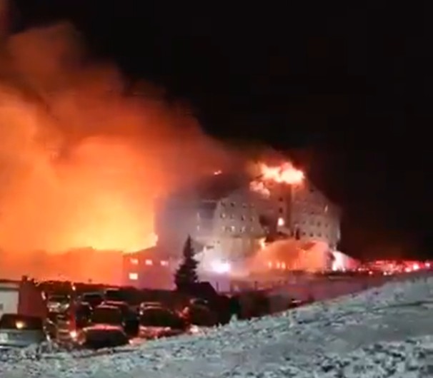 土耳其西北部博盧省滑雪勝地卡爾塔爾卡亞的飯店「Grand Kartal hotel」發生火警。 圖：翻攝X（前推特）