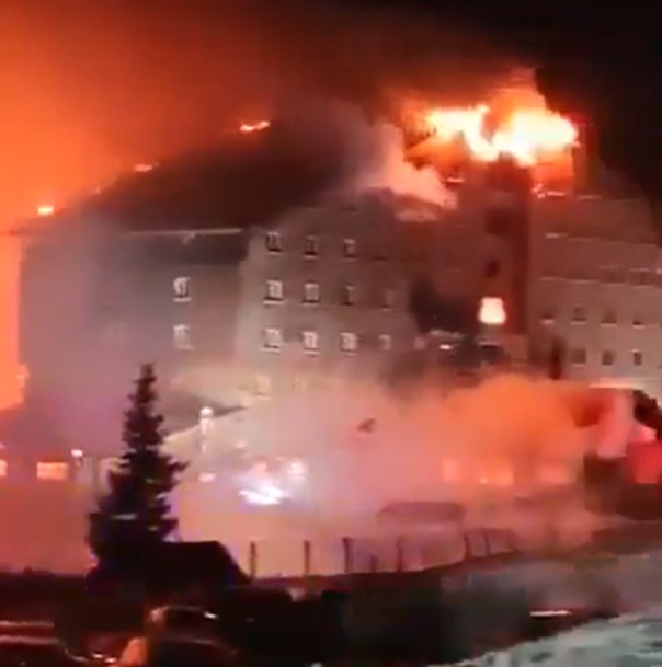 土耳其西北部博盧省滑雪勝地卡爾塔爾卡亞的飯店「Grand Kartal hotel」發生火警。 圖：翻攝X（前推特）