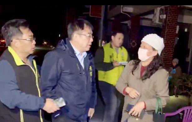 黃偉哲慰問災民。 圖：台南市政府提供