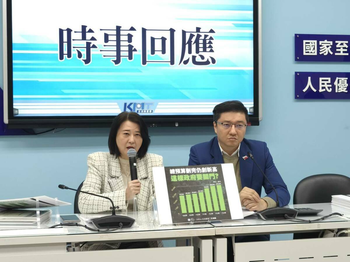 國民黨團副書記長王鴻薇與國民黨立委張智倫說明總預算案爭議。 圖：國民黨立法院黨團/提供