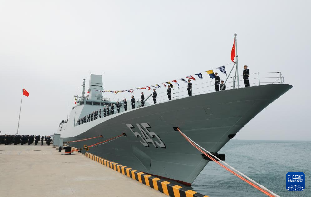 解放軍首艘「054B」型飛彈巡防艦「漯河號(舷號545)」22日在山東青島正式成軍服役。 圖：翻攝新華社