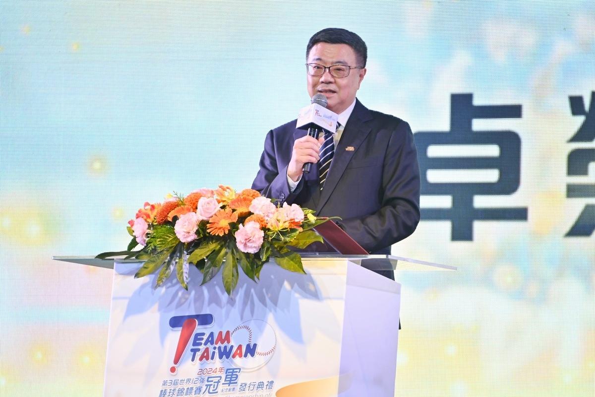 行政院長卓榮泰今（22日）出席12強棒球冠軍紀念郵票發行典禮，被媒體問到是否會有其他救濟方式？他只表示，「大家一起努力」。 圖：行政院提供