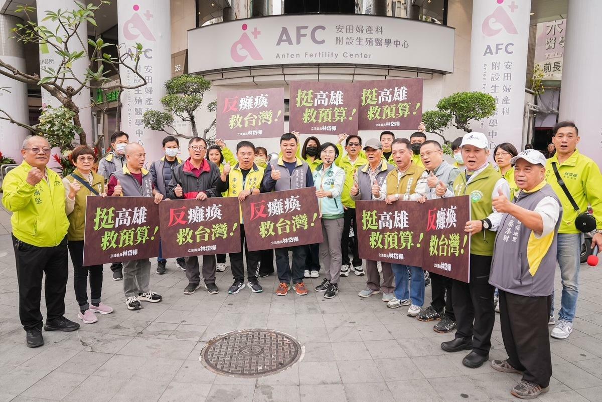 林岱樺號召苓雅區十幾位里長共同反對預算亂刪、癱瘓台灣。 圖：林岱樺服務團隊提供
