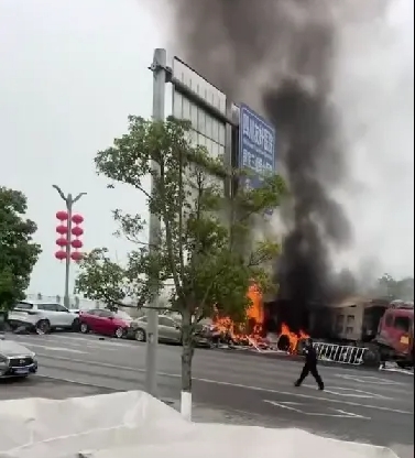 四川巴中市恩陽區一大橋上發生多車追撞事故，多人死傷，現場車輛起火燃燒。 圖 : 翻攝自大風新聞
