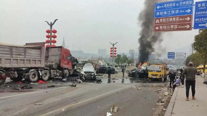 四川巴中市恩陽區一大橋上發生多車追撞事故，多人死傷。 圖 : 翻攝自大風新聞