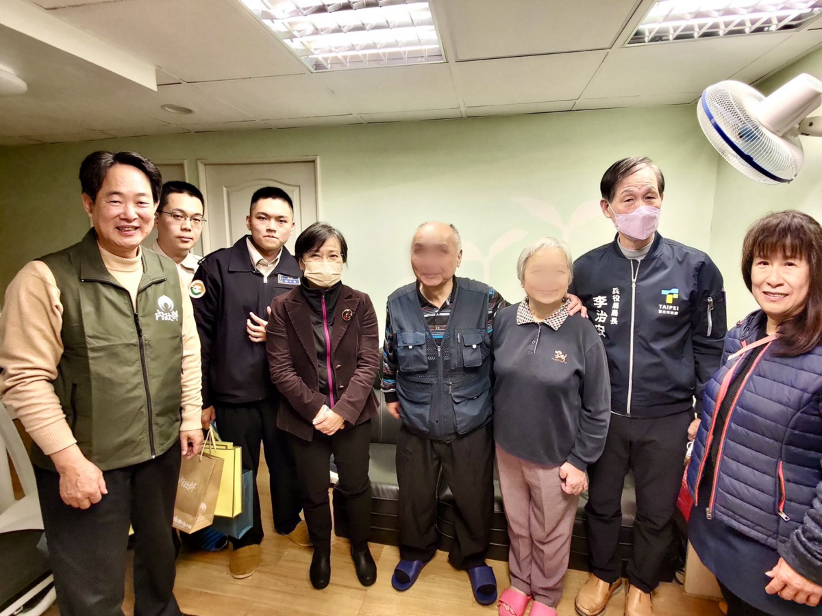 內政部長劉世芳(左4)、役政司沈哲芳司長(左1)、臺北市政府兵役局李治安局長(右2)、臺北市中山區莫祥雲副區長(右1)探視關懷受傷退伍弟兄。 圖：役政署提供