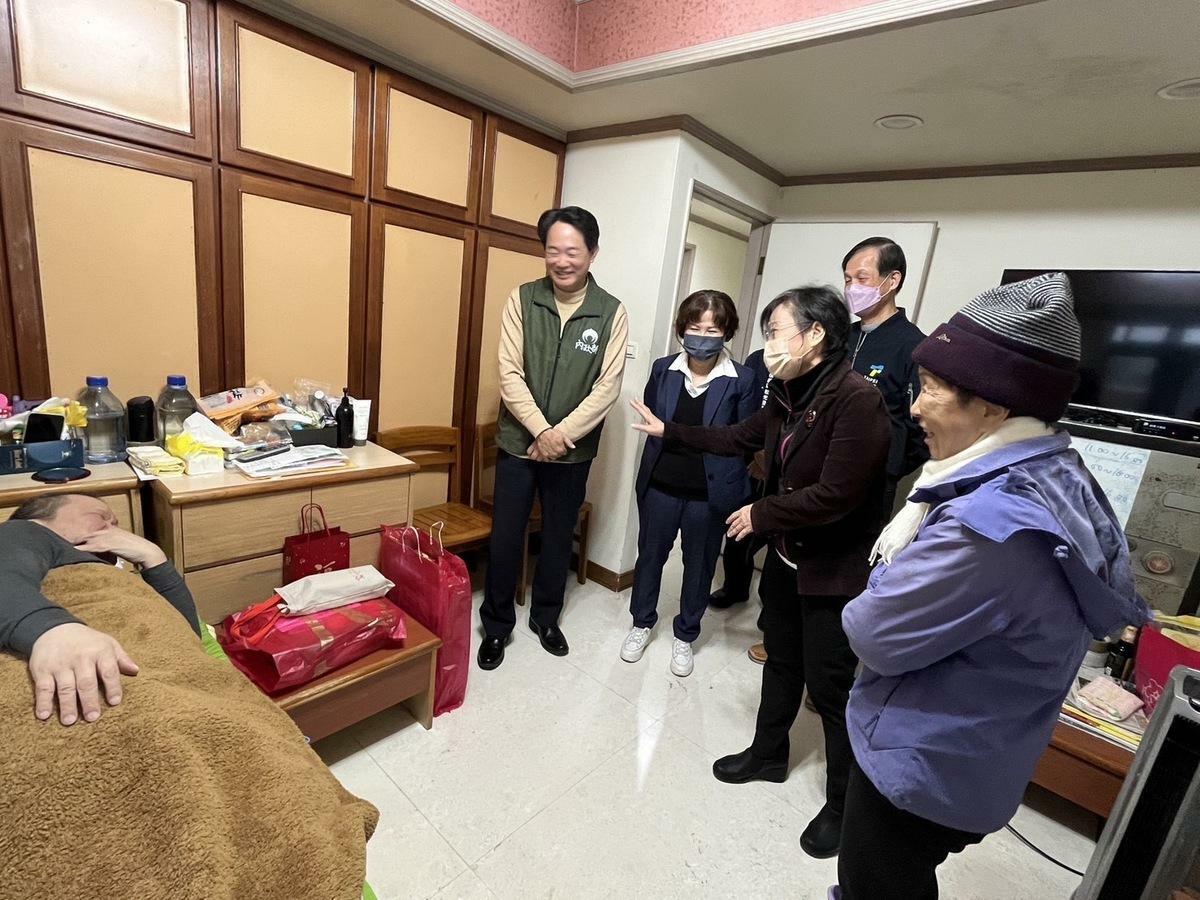 內政部長劉世芳(右2)、役政司沈哲芳司長(左1)、臺北市政府兵役局李治安局長(右3)與弟兄話家常。 圖：役政署提供
